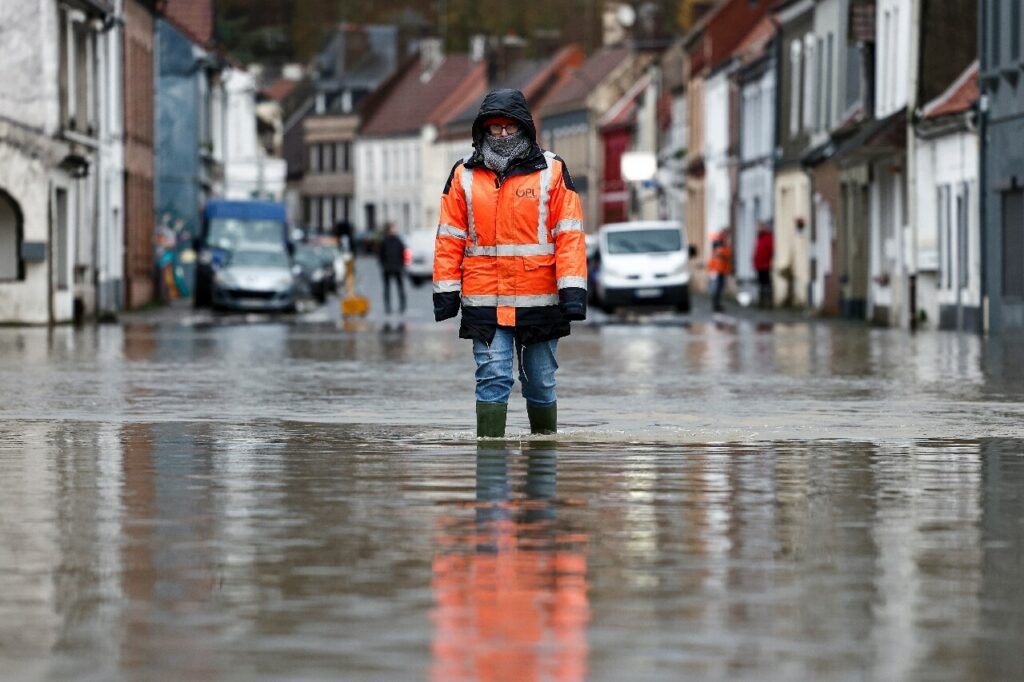Une victime d'inondation en détresse à Antibes, cherchant de l'aide après avoir perdu ses biens dans une inondation, illustrant la nécessité de solutions anti-inondations.