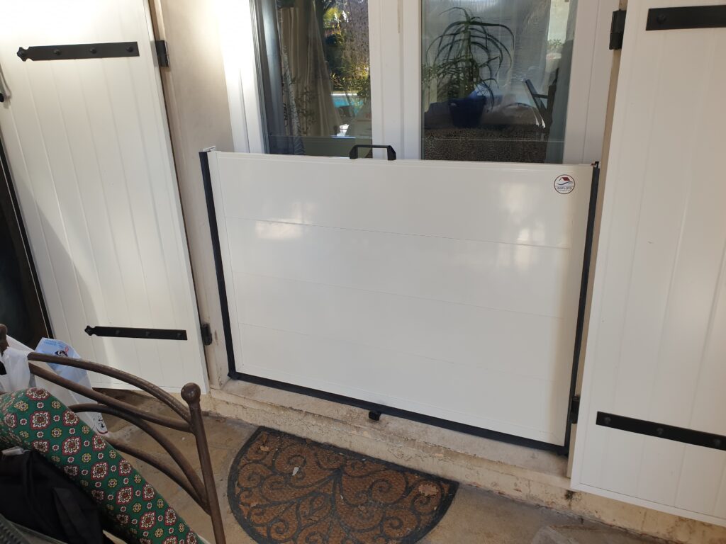 Vue d’un système de batardeaux Proxiflots à Mandelieu, essentiel pour la protection contre les inondations.